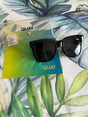 QUAY Icy polarized sunglasses- Black  case and cleaning cloth included
